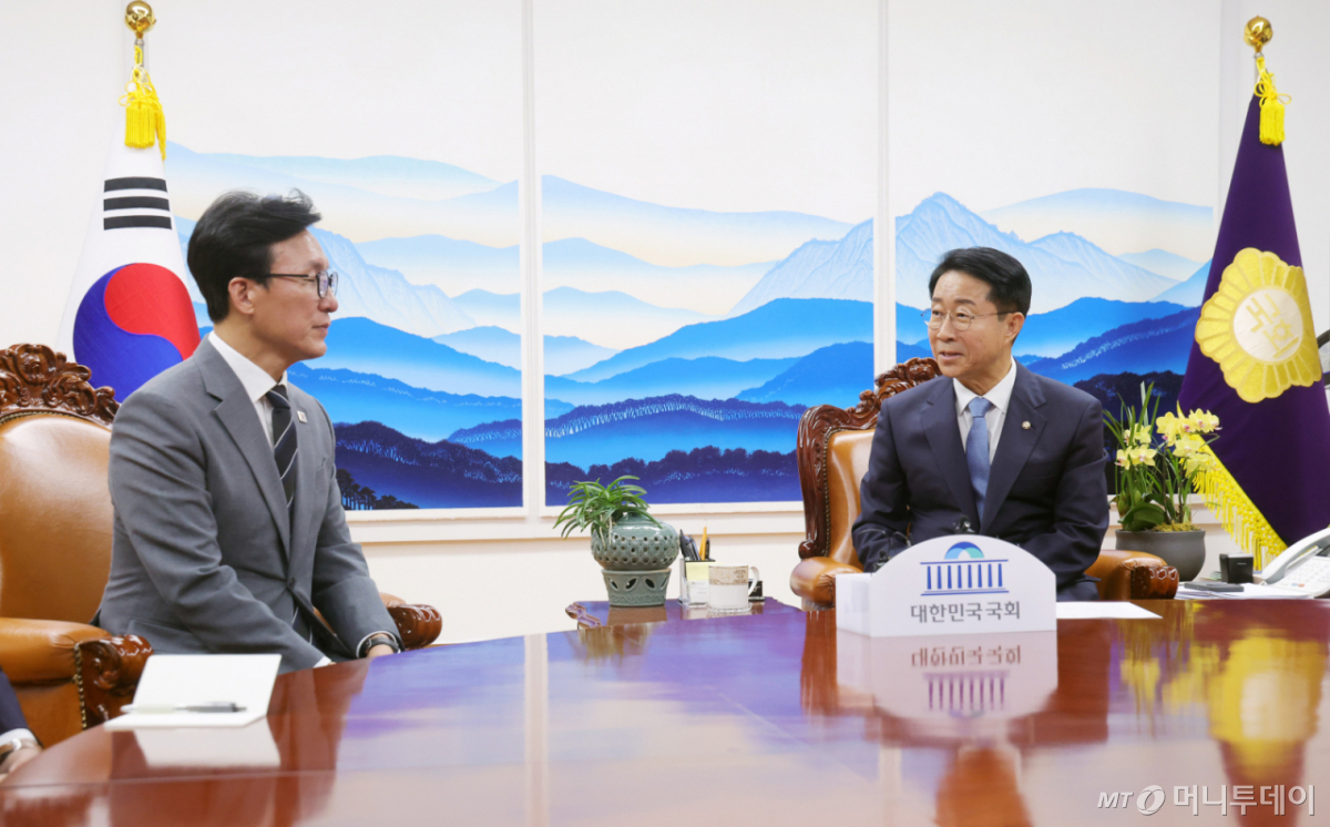  김민석 더불어민주당 대표가 20일 서울 여의도 국회에서 조정식 국회의장을 예방하고 있다. /사진=뉴스1