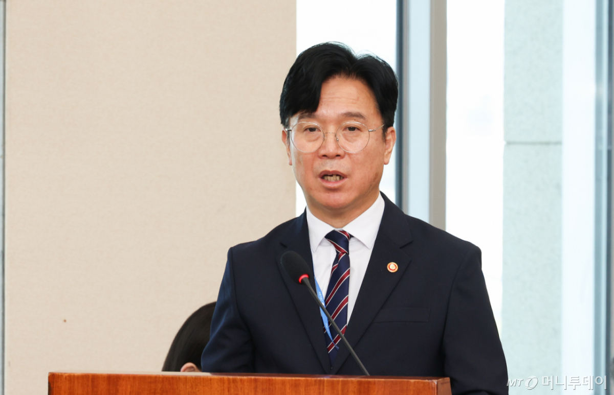 김영훈 고용노동부 장관이 지난 12일 서울 여의도 국회에서 열린 기후에너지환경노동위원회 전체회의에서 업무보고를 하고 있다. /사진=뉴시스