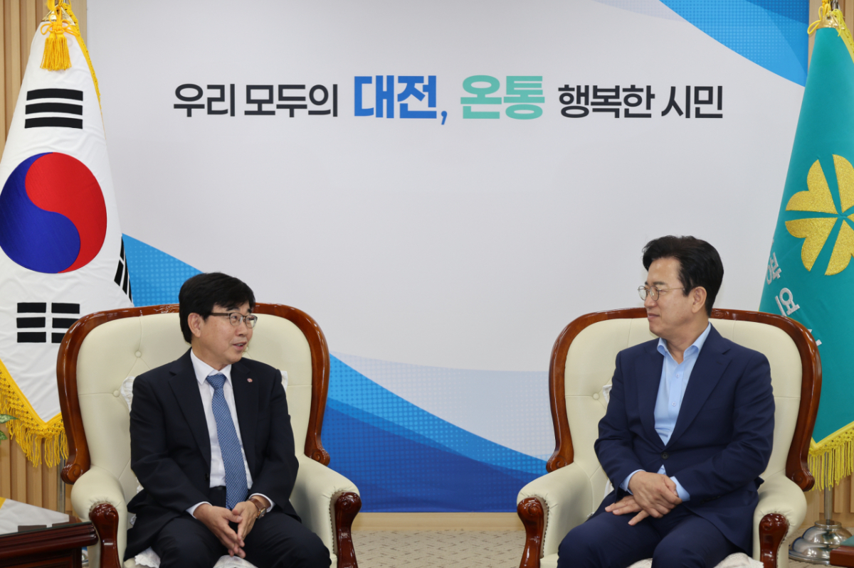태연 이사장이 허태정 대전시장과 만나 지역상권 활성화를 위한 협력 방안을 논의하고 있다./사진=소진공 제공.