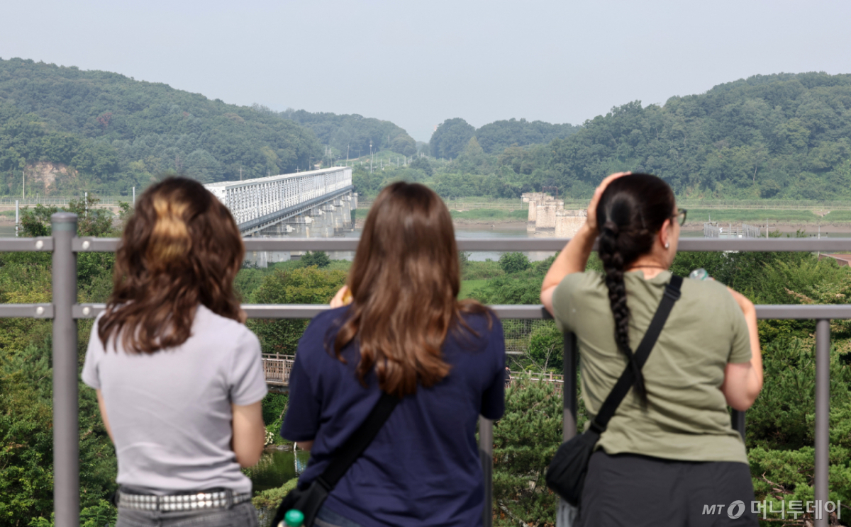 (파주=뉴스1) 최지환 기자 = 사진은 20일 경기 파주시 임진각 전망대에서 북한 방향을 바라보는 외국인 관광객의 모습. 2026.8.20/뉴스1 Copyright © 뉴스1. All rights reserved. 무단 전재 및 재배포, AI학습 이용 금지.