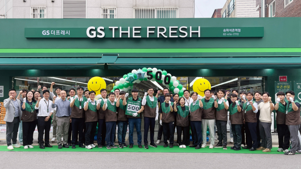 오병상 송파석촌역점 경영주, 허서홍 GS리테일 대표이사 등 관계자들이 GS더프레시 가맹 500호점 오픈식에 참여했다./사진제공=GS리테일