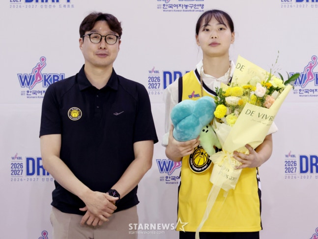 2026~2027시즌 WKBL 신인 선수 드래프트가 19일 청주시 청주체육관에서 열렸다.  김성언(단국대)이 2라운드 2순위로 KB스타즈에 지명된 후 김완수 감독과 포즈를 취하고 있다. /사진=김진경 대기자.