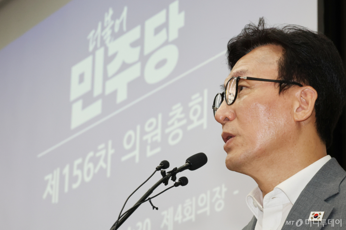[서울=뉴시스] 최진석 기자 = 김민석 더불어민주당 대표가 20일 여의도 국회에서 열린 의원총회에서 발언하고 있다. 2026.08.20. myjs@newsis.com /사진=최진석