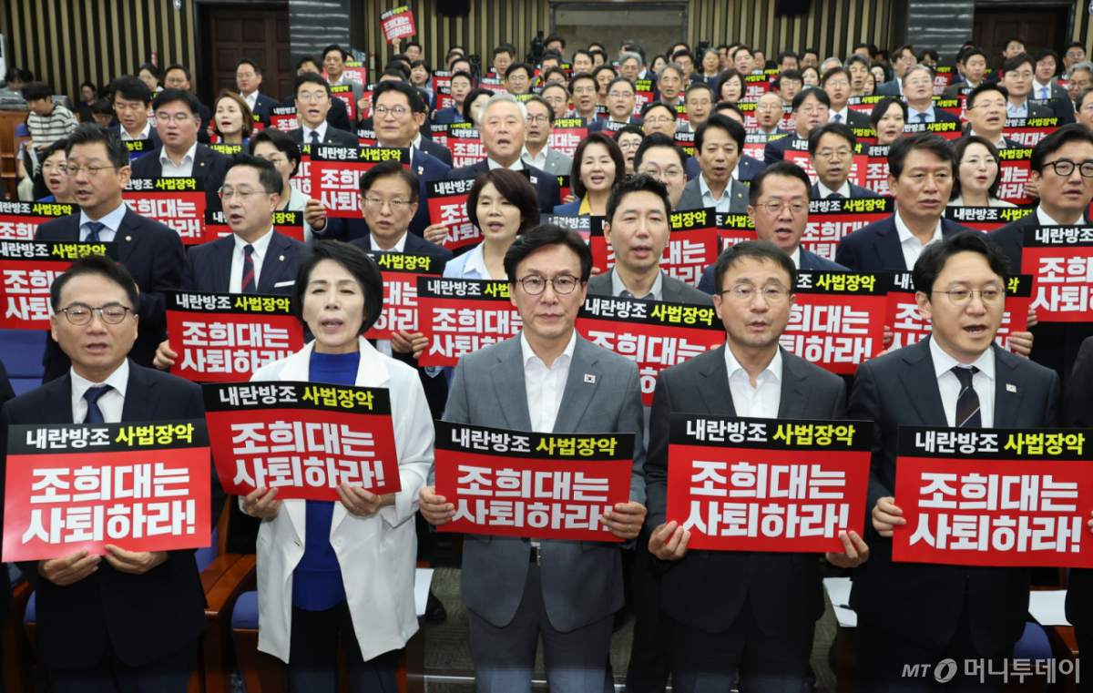 [서울=뉴시스] 최진석 기자 = 김민석 더불어민주당 대표와 한병도 원내대표가 20일 여의도 국회에서 열린 의원총회에서 의원들과 피켓을 들고 있다. 2026.08.20. myjs@newsis.com /사진=최진석