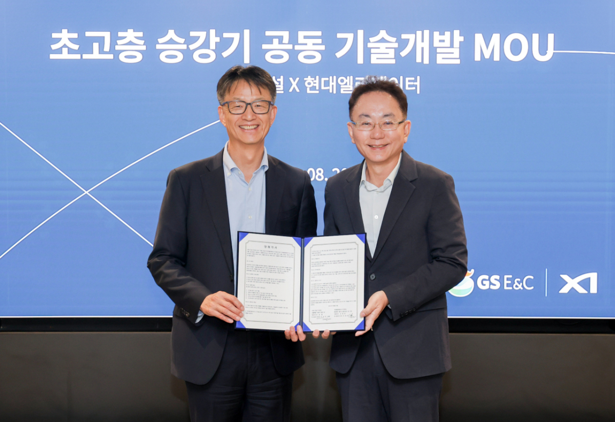 이태원 현대엘리베이터 R&D본부장(오른쪽)와 조성한 GS건설 CTO가 20일 서울 서초구 GS건설 R&D센터에서 진행된 '초고층 승강기 기술 공동개발'을 위한 업무 협약식에서 기념촬영을 하고 있다 /사진제공=현대엘리베이터
