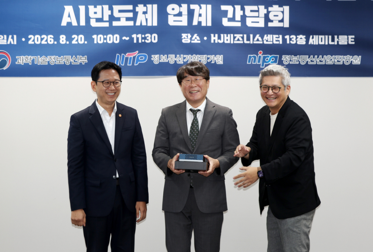 배경훈 부총리 겸 과학기술정보통신부 장관(왼쪽)이 20일 서울 HJ비즈니스센터 광화문에서 열린 '개방형 인공지능 컴퓨팅 인프라 생태계 구축을 위한 업계 간담회'에서 AMD코리아의 KAIST 대상 AI 컴퓨터 'AI 헤일로' 기증식을 마친 뒤 기념촬영을 하고 있다/사진=뉴시스