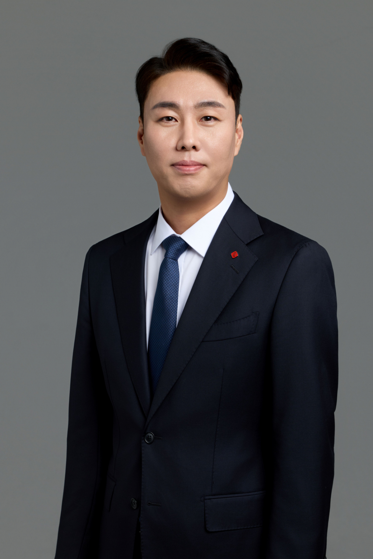 [서울=뉴시스] 롯데백화점이 전 세계 K-POP 팬들을 위한 특별한 환영의 빛을 밝힌다고 19일 전했다. 사진은 서울시 중구 소공동에 위치한 롯데타운 명동 웰컴라이트(Welcome Light) 조명 연출 모습.  웰컴라이트는 이날부터 오는 22일까지(오후 6시~10시) 본점(본관·신관)과 명품관 에비뉴엘 외벽을 화려하게 장식한다. 21일에는 조명 연출 시간을 오후 11시까지 선보인다. 보라색 조명을 배경으로 붉은색과 흰색 레이저 조명을 교차로 연출해 공간을 한층 더 화려하고 특별한 분위기로 물들인다. (사진=롯데백화점 제공) 2026.03.19. photo@newsis.com *재판매 및 DB 금지 /사진=류현주