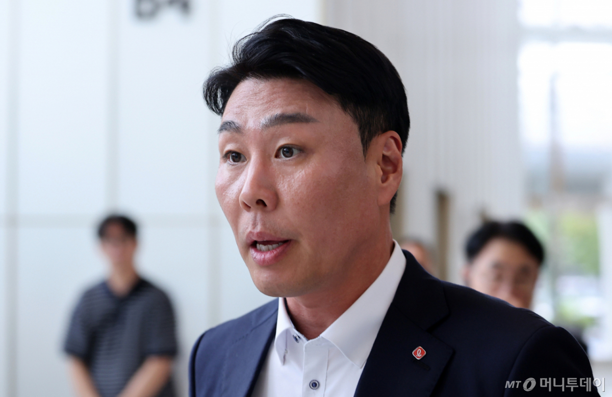 (서울=뉴스1) 김성진 기자 = 정현석 롯데백화점 대표이사가 15일 서울 송파구 잠실 롯데월드타워에서 열린 2026 하반기 롯데 VCM(Value Creation Meeting, 사장단회의)에 참석하고 있다. 2026.7.15/뉴스1 Copyright © 뉴스1. All rights reserved. 무단 전재 및 재배포, AI학습 이용 금지. /사진=(서울=뉴스1) 김성진 기자