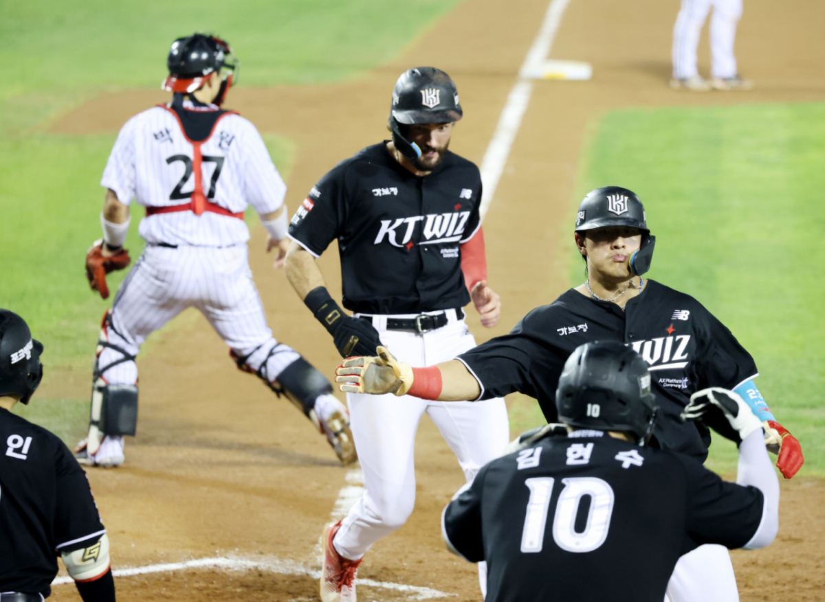 KT 대타 김민혁이 20일 잠실구장에 열린 2026KBO리그 LG트윈스와 KT위즈 경기 7회초 만루에서 싹쓸이 3타점 2루타를 터트리자 안현민, 힐리어드, 김현수가 득점하고 있다. 2026.08.20. /사진=강영조 cameratalks@