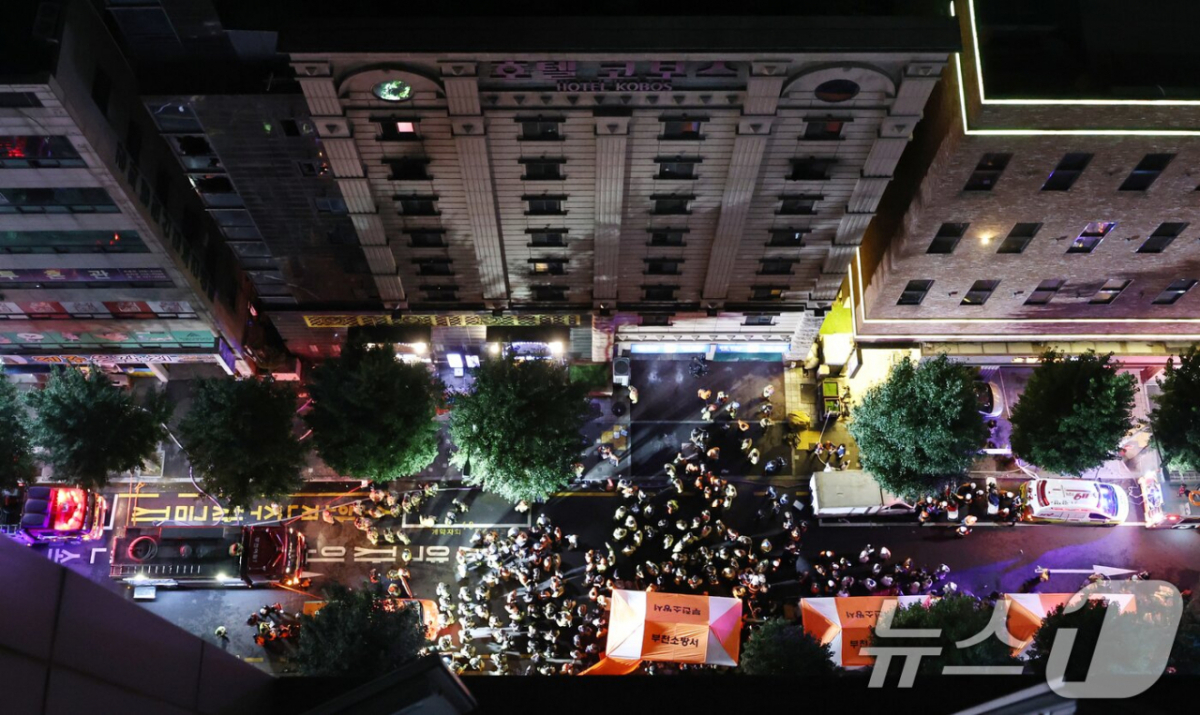 2024년 8월 22일 부천 호텔 화재 사건이 발생해 출동한 소방대원들이 실종자 수색작업을 벌이고 있다./사진=뉴스1