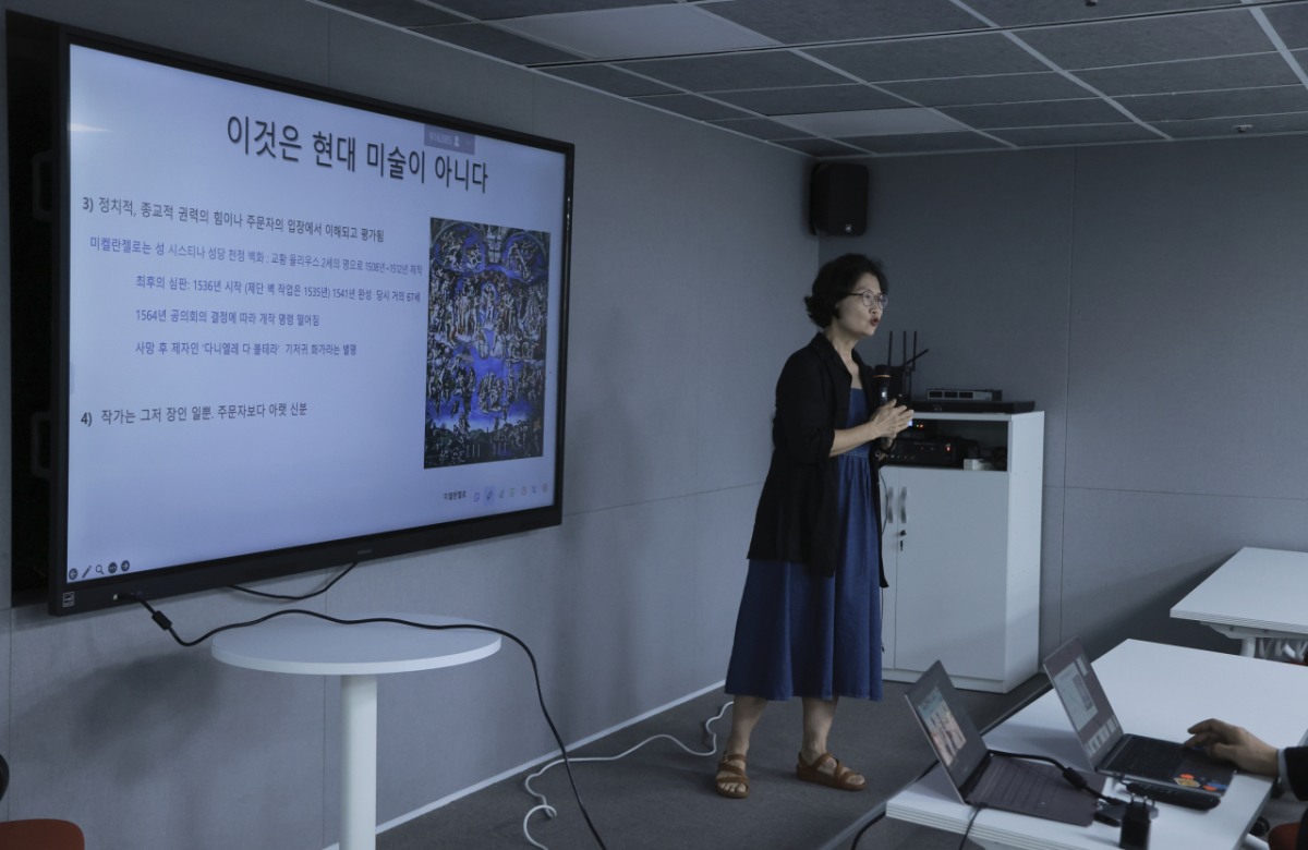 이보름 작가가 19일 서울 종로구 머니투데이에서 열린 'PADO 광화문클럽'에서 '현대 미술-도발과 스캔들'을 주제로 강연하고 있다./사진=PADO/사진=PADO