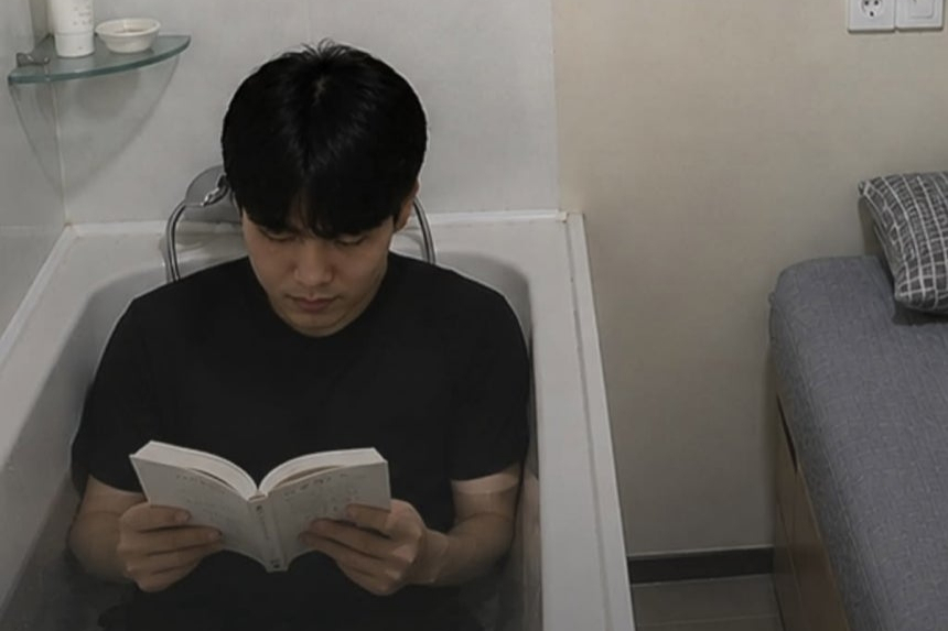 정부가 다중생활시설 건축 기준 개정안을 행정예고 한 것을 두고 청년들이 생성형 인공지능(AI)으로 제작한 조롱성 밈(Meme, 온라인 유행 콘텐츠) 이미지를 공유하고 있다. /사진=SNS 캡처 