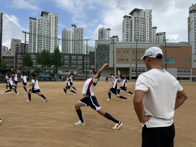 U-18 대표팀과 다카하시 코치가 함께 훈련을 하고 있다. /사진=대한야구소프트볼협회 제공