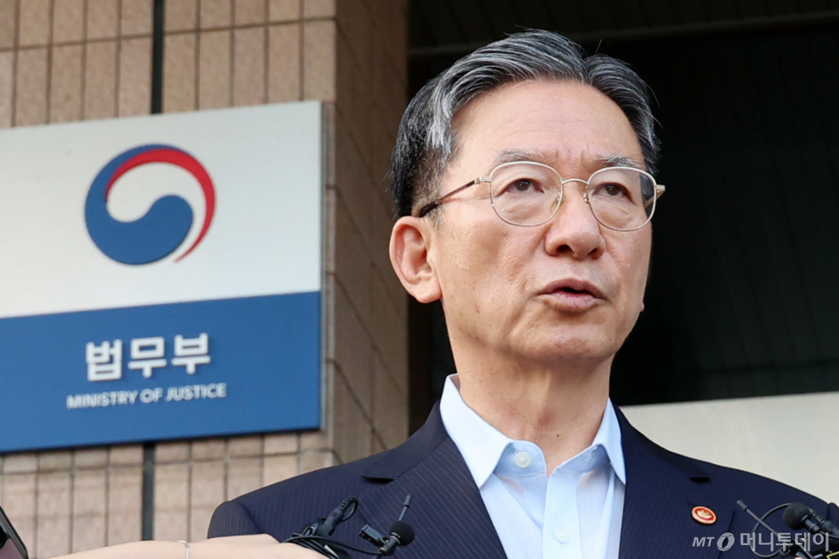 청와대에 사직서를 제출한 정성호 법무부 장관이 18일 경기도 과천시 정부과천청사 법무부를 나서며 취재진 질문에 답하고 있다. /사진=머니투데이 DB