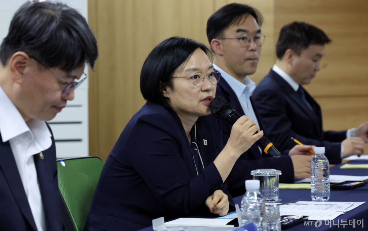 한성숙 국무총리가 20일 오후 서울 구로구 벤처기업협회에서 열린 신산업 분야 규제혁신 간담회에서 발언하고 있다. /사진=뉴시스