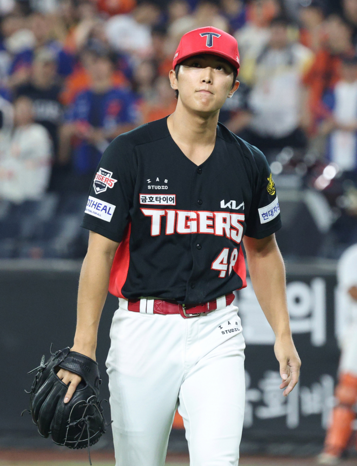 2026 신한 SOL KBO리그 한화 이글스 대 KIA 타이거즈 경기가 18일 대전한화생명볼파크에서 열렸다. KIA 이의리가 8회말 2사 1,2루에서 한화 한지윤을 삼진으로 돌려세운 후 더그아웃으로 향하고 있다. /사진=김진경 kim.jinkyung@