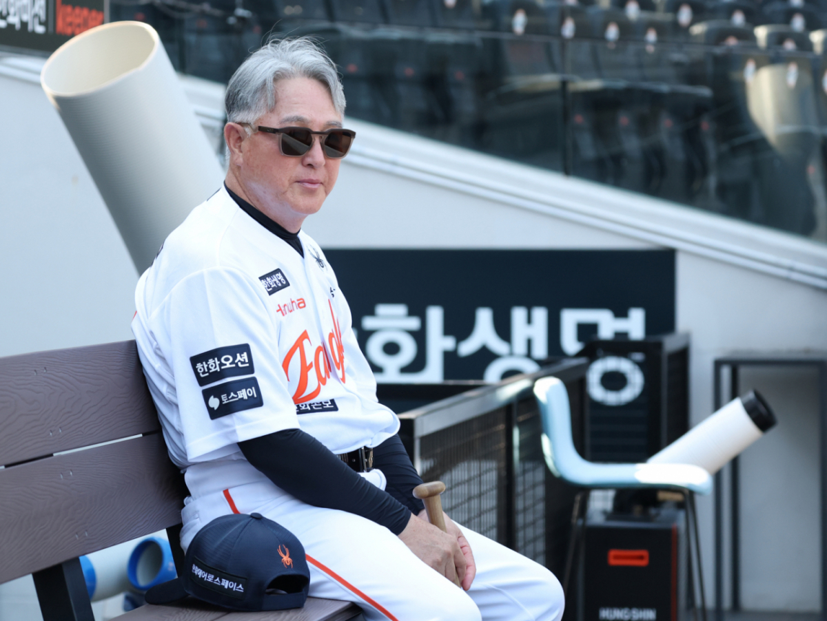 2026 신한 SOL KBO리그 한화 이글스 대 KIA 타이거즈 경기가 18일 대전한화생명볼파크에서 열렸다. 한화 김경문 감독이 상념에 짐긴 채 선수들의 훈련을 바라보고 있다. /사진=김진경 kim.jinkyung@
