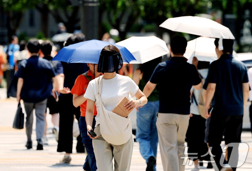오늘(21일) 전국은 지역별로 비와 소나기, 무더위가 엇갈리겠다. 수도권과 강원내륙·산지는 흐리고 비가 내리는 반면, 충청권과 남부지방, 제주도에는 강한 소나기가 지나는 곳이 있겠다. 충청 이남을 중심으로는 폭염특보 속에 최고체감온도가 33도 안팎까지 오르겠다. 자료사진./사진=뉴스1