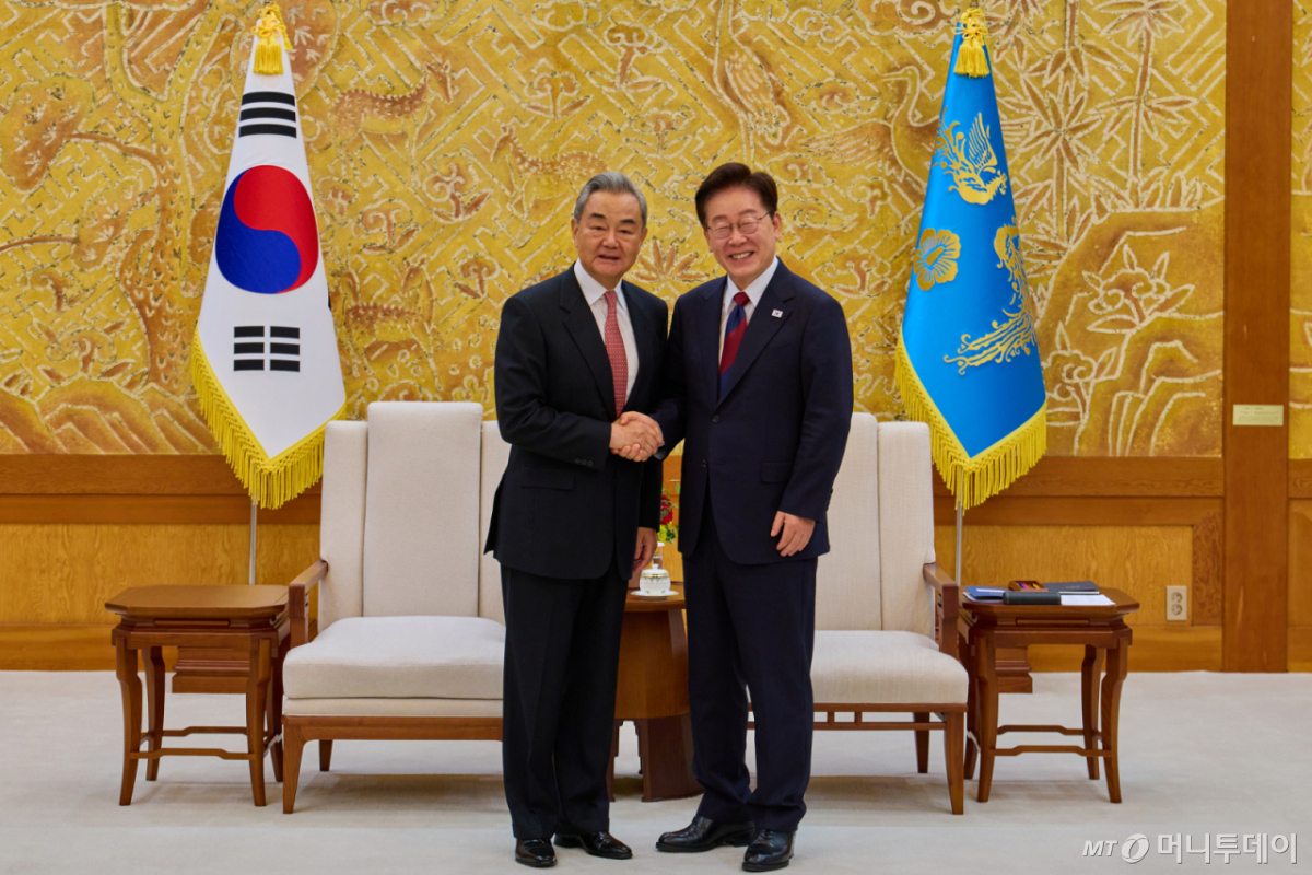 [서울=뉴시스] 김진아 기자= 이재명 대통령이 20일 청와대에서 왕이 중국 외교부장을 접견하기 앞서 기념촬영을 하고 있다. (사진=청와대 제공) 2026.08.20. photo@newsis.com *재판매 및 DB 금지 /사진=김진아