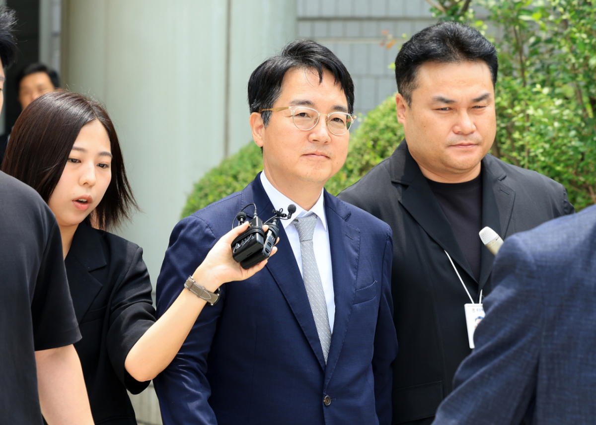 12·3 비상계엄 내란 가담 및 직권남용 혐의를 받고 있는 심우정 전 검찰총장이 지난달 16일 서울 서초구 서울중앙지법에서 열린 구속 전 피의자 심문(영장실질심사)을 마치고 법원을 나서고 있다./사진=뉴스1
