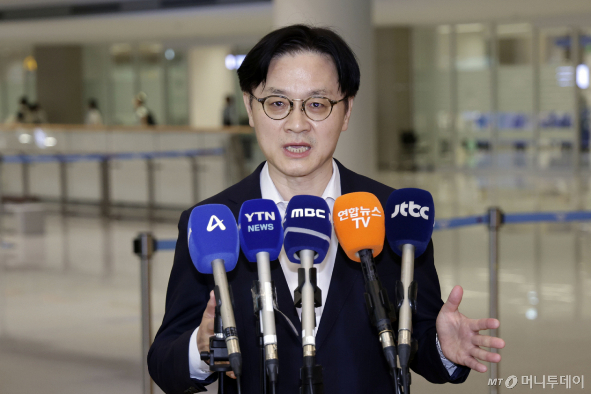 미국 트럼프 정부 관계자들을 만난 김정관 산업통상부 장관이 20일 인천국제공항을 통해 귀국해 취재진 질문에 답변하고 있다. 2026.08.20. /사진=뉴시스