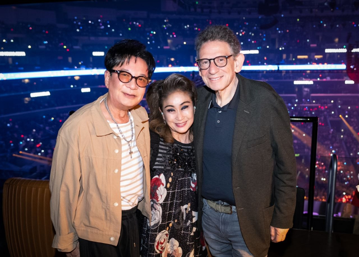 이재현 CJ그룹 회장과 이미경 CJ그룹 부회장이 16일(현지시간) 미국 로스앤젤레스에서 열린 'KCON LA 2026' 현장에서 루시안 그레인지 유니버설뮤직그룹(UMG) 회장 겸 CEO와 만나 기념사진을 찍고 있다./사진 제공=CJ ENM