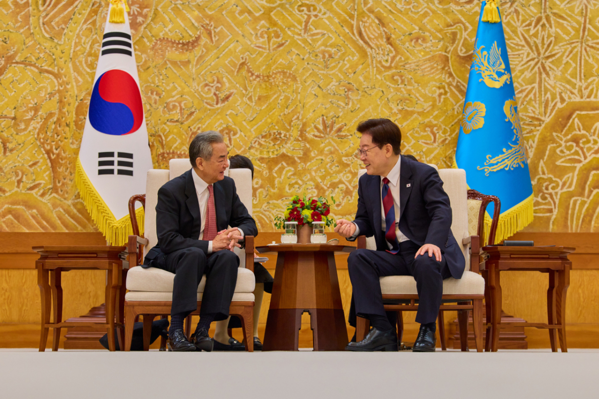 이재명 대통령이 20일 청와대에서 왕이 중국 외교부장을 접견하고 있다. /사진 제공=청와대