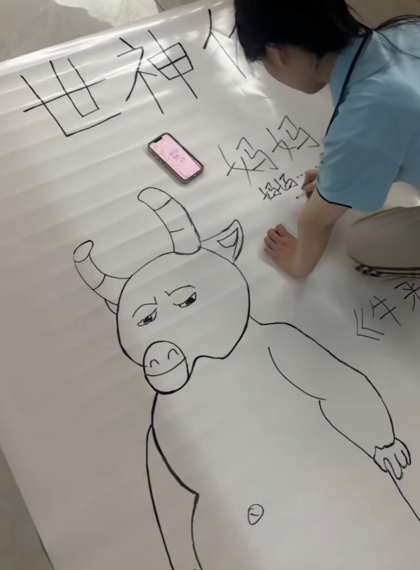 영화 팬이 직접 포스터를 제작하고 있다./사진=틱톡