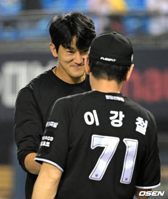 시즌 10승을 달성한 고영표(왼쪽)과 하이파이브를 하는 이강철 감독.