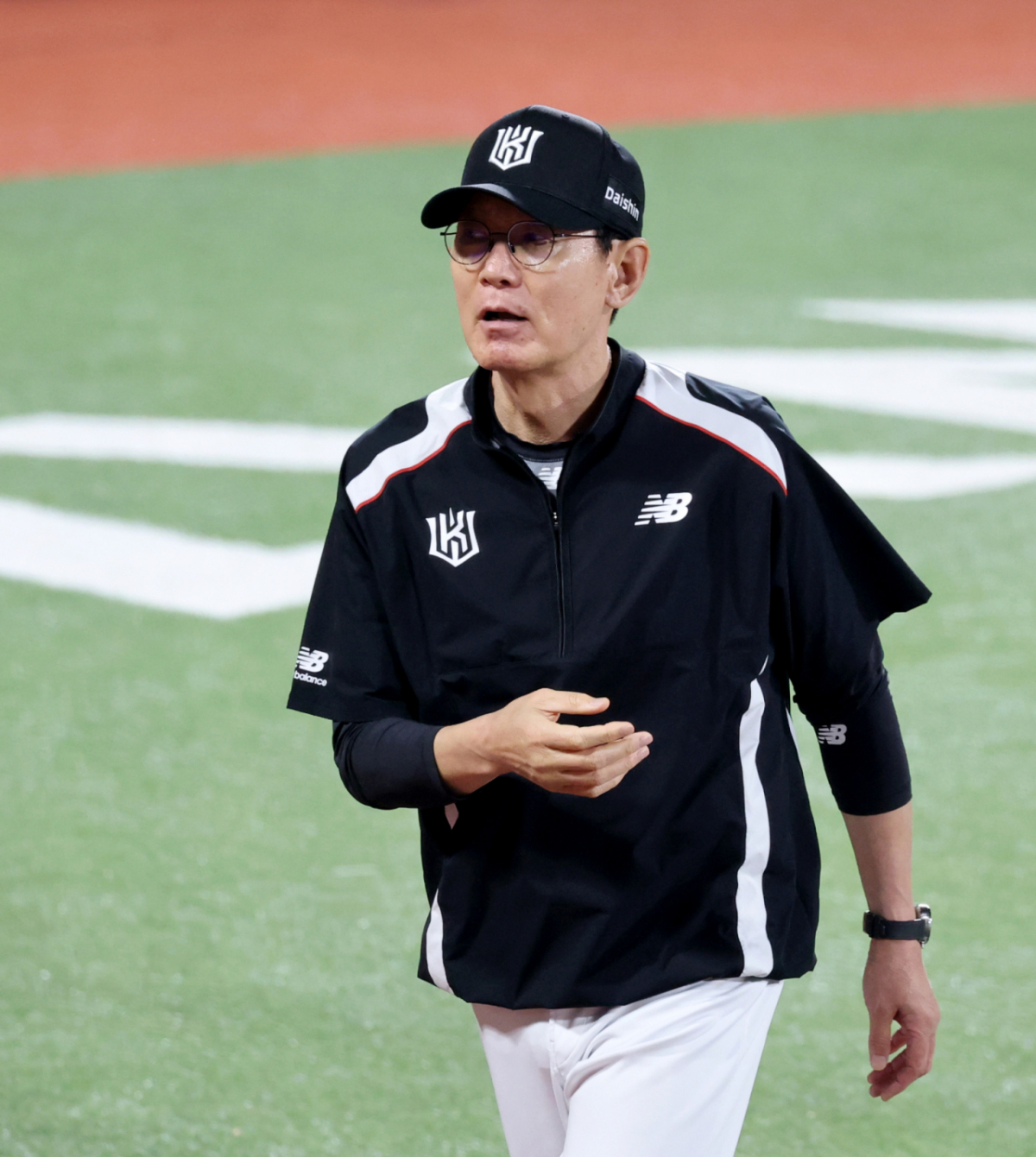KT 이강철 감독이 22일 수원KT위즈파크에서 열리는 2026KBO리그 KT위즈와 NC다이노스 경기에서 승리한 후 그라운드를 나서고 있다. 2026.0.22. /사진=강영조 cameratalks@