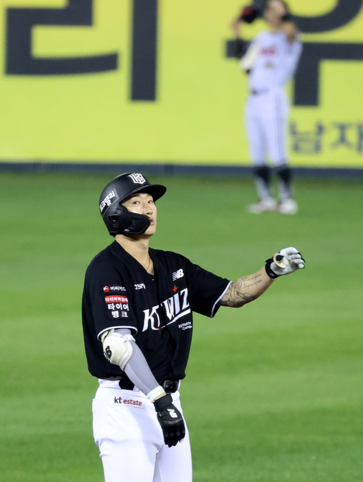 KT 대타 김민혁이 20일 잠실구장에 열린 2026KBO리그 LG트윈스와 KT위즈 경기 7회초 만루에서 싹쓸이 3타점 2루타로 출루하고 있다. 2026.08.20. /사진=강영조 cameratalks@