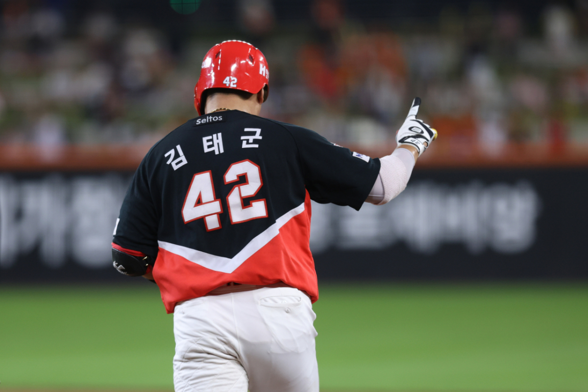 KIA 타이거즈 김태군이 20일 한화 이글스전에서 8회 역전 투런포를 터트린 뒤 그라운드를 돌고 있다. /사진=KIA 타이거즈 제공