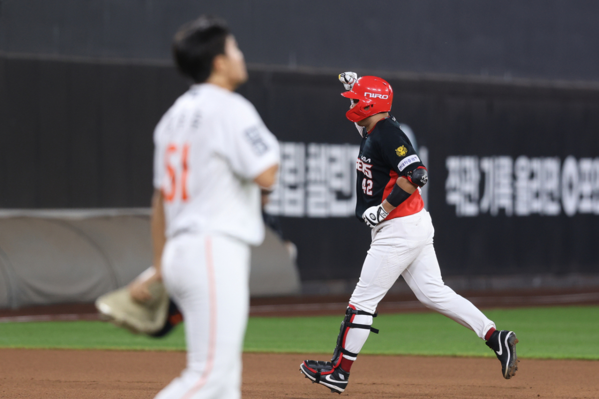 KIA 타이거즈 김태군이 20일 한화 이글스전에서 8회 역전 투런포를 터트린 뒤 그라운드를 돌고 있다. /사진=KIA 타이거즈 제공