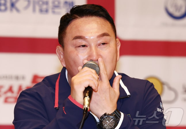 안한봉 레슬링 국가대표 감독이 19일 오후 진천 국가대표선수촌에서 열린 대한민국 레슬링 국가대표 미디어데이 출정식에서 아시안게임에 임하는 각오를 밝히던 도중 눈물을 흘리고 있다. /사진=뉴스1
