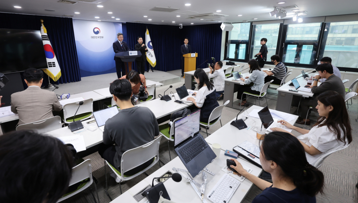 윤호중 행정안전부 장관이 지난 19일 서울 종로구 정부서울청사에서 '초대 중수청장 국민 추천' 관련 브리핑을 하고 있다. /사진=뉴스1