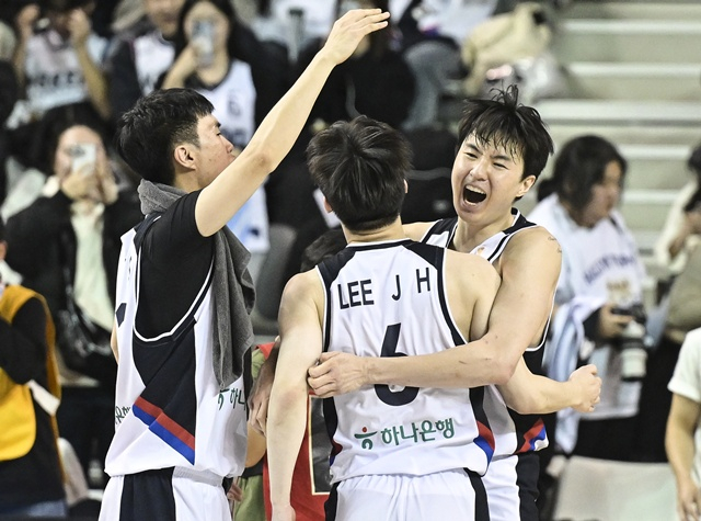 이현중(오른쪽). /사진=대한민국농구협회 제공