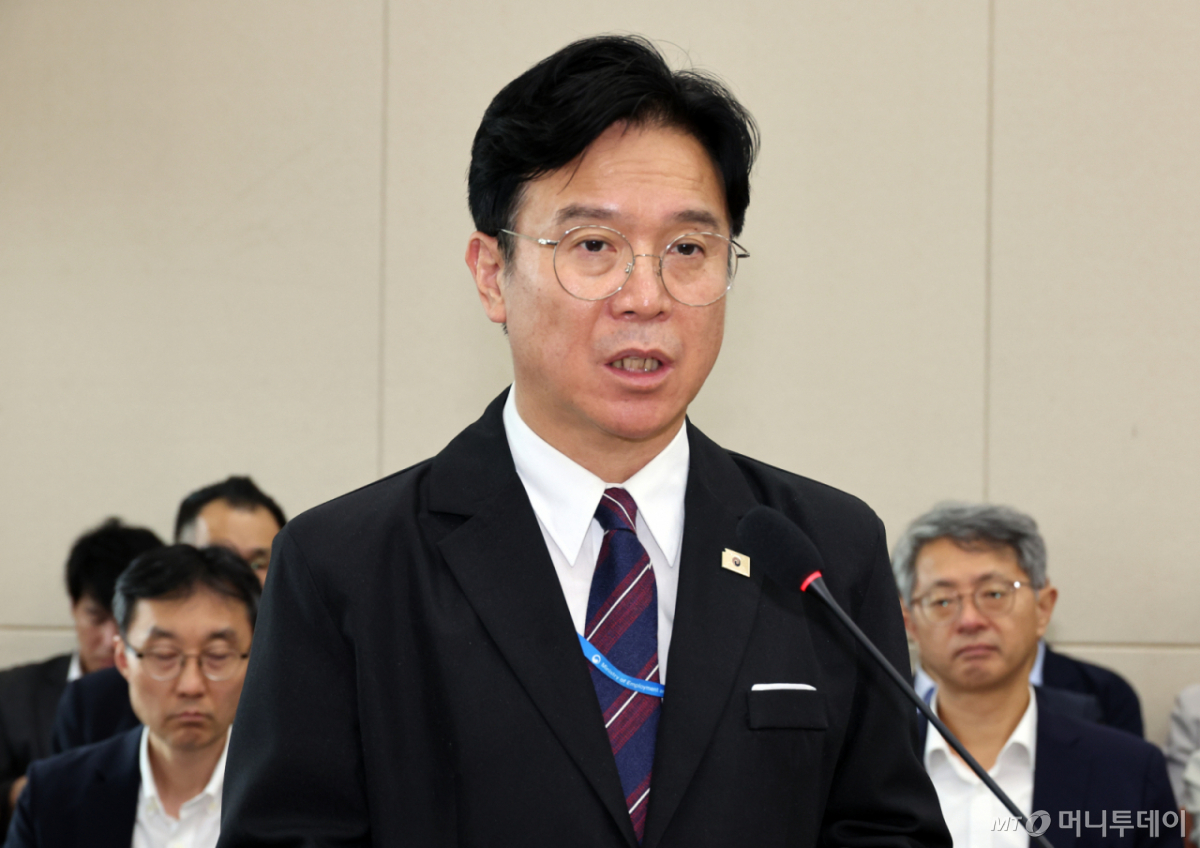 김영훈 고용노동부 장관이 19일 여의도 국회에서 열린 기후에너지환경노동위원회 제3차 전체회의에서 결산 및 예비비 지출 승인건에 대한 제안설명을 하고 있다. /사진=뉴시스