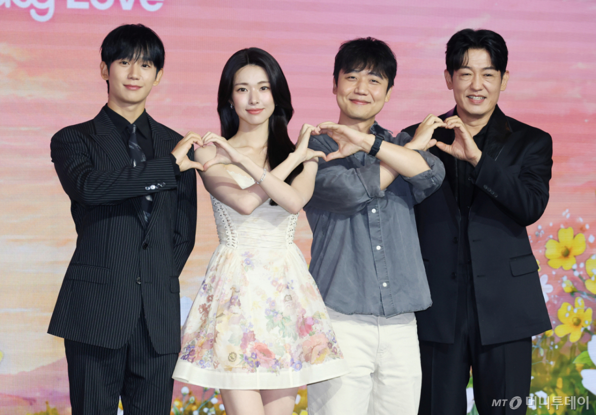 지난 7일 공개된 넷플릭스 드라마 '이런 엿같은 사랑'은 주연 배우 하영의 증조부 친일 행적논란으로 예정된 인터뷰가 취소되는 등 작품 홍보 일정에 차질이 빚어졌다. 사진은 넷플릭스 드라마 '이런 엿같은 사랑'의 배우 정해인, 하영, 김장한 감독, 배우 허성태. /사진=이동훈 photoguy@