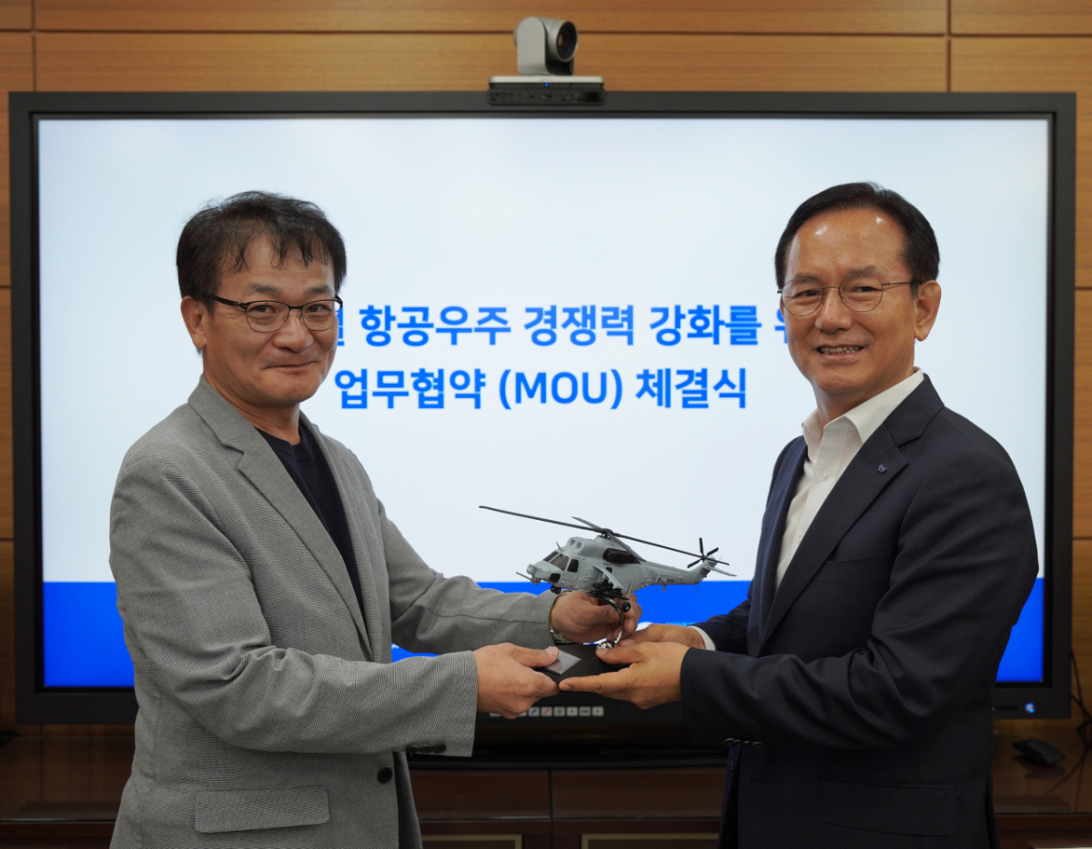 김종출 KAI 대표이사(오른쪽)와 김성배 NISS 연구원장이 MOU 체결식에서 기념촬영을 하고 있다 /사진제공=KAI