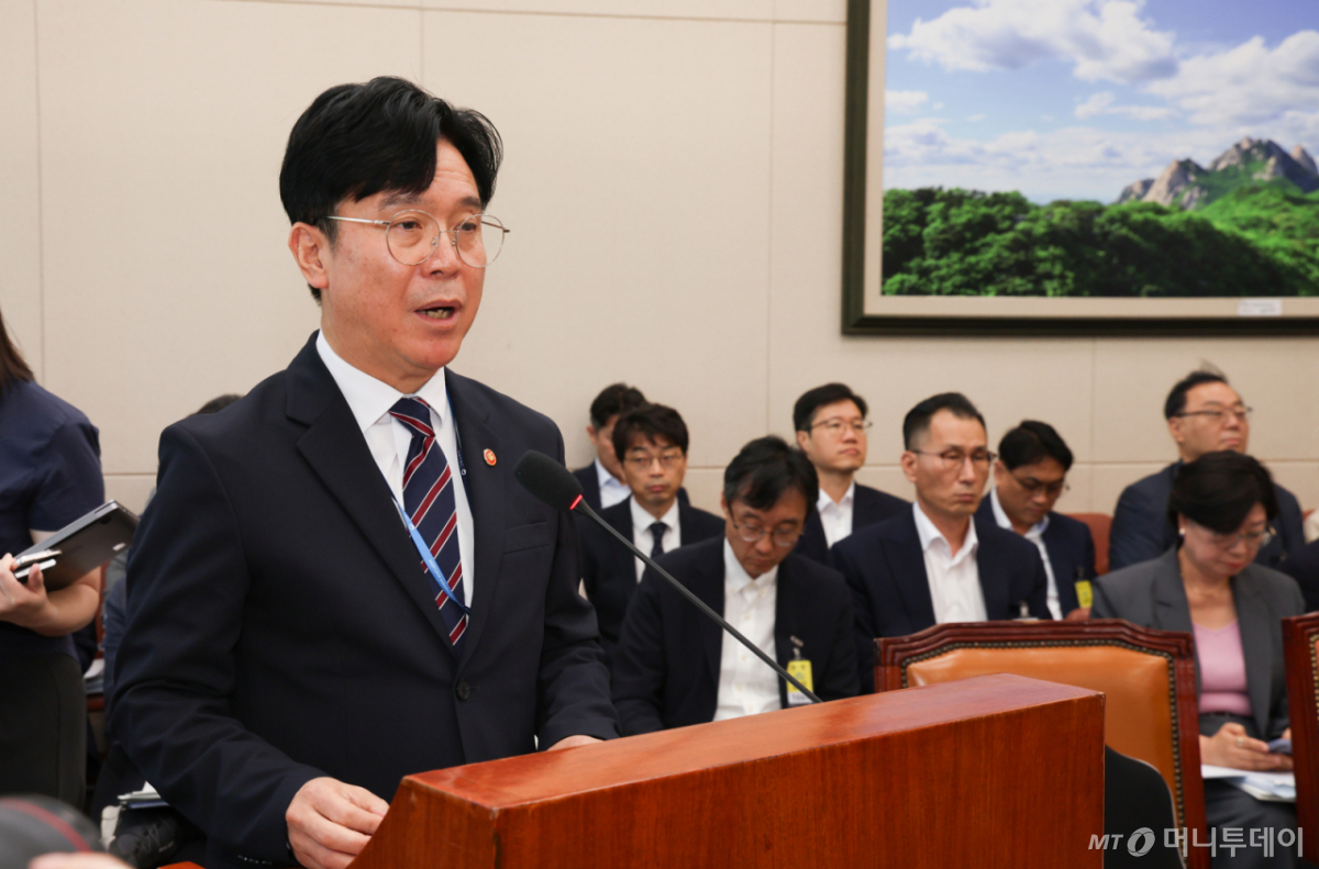 김영훈 고용노동부 장관이 지난 12일 서울 여의도 국회에서 열린 기후에너지환경노동위원회 전체회의에서 업무보고를 하고 있다. /사진=뉴시스