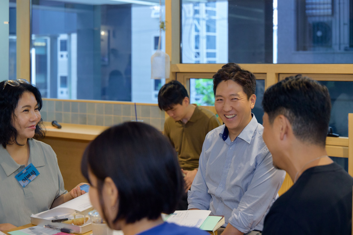 지난 11일 서울 강남구 토스플레이스 가맹점에서 열린 '찾아가는 토스플레이스' 첫 간담회에서 토스플레이스 최재호 대표(가운데 오른쪽)가 사장님들과 대화를 나누고 있다./사진제공=토스