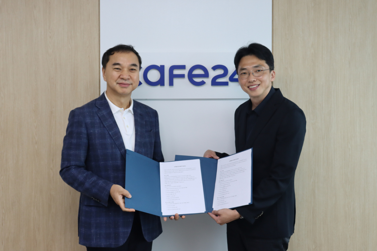 노수열 한국직업전문학교 대표(왼쪽)과 김재은 카페24 비즈플랫폼팀 총괄팀장이 산학협력 MOU(업무협약) 체결 기념촬영을 하고 있다./사진=카페24