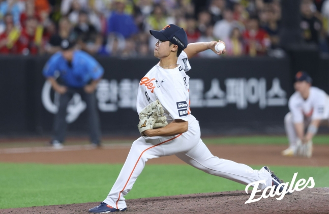 한화 이글스 투수 정우주가 20일 KIA 타이거즈와 홈경기에서 8회초 등판해 투구를 펼치고 있다. /사진=한화 이글스 제공