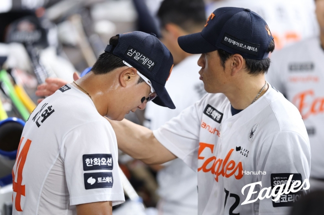한화 이글스 투수 김서현(왼쪽)이 20일 KIA 타이거즈와 홈경기에서 9회초 등판해 투구를 마치고 박승민 코치로부터 격려받고 있다. /사진=한화 이글스 제공