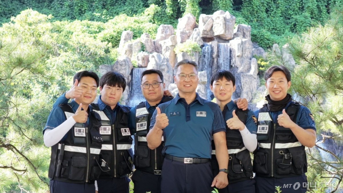경기북부경찰청 범죄예방대응과 광역예방순찰1대 드론팀이 팀훈련 후 드론으로 직접 촬영한 단체 사진. 왼쪽부터 강병훈 경장, 나유일 경위, 이경원 경위, 양동신 드론팀장(경감), 윤형노 경사, 이훈희 경장./사진제공=경기북부경찰청.