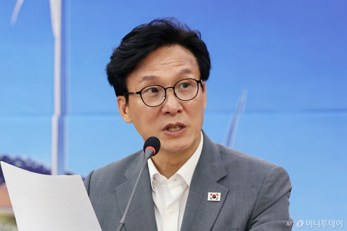 김민석 더불어민주당 대표가 21일 오전 강원 강릉시청에서 열린 '강릉 최고위원회의'에서 모두발언을 하고 있다./사진=뉴스1
