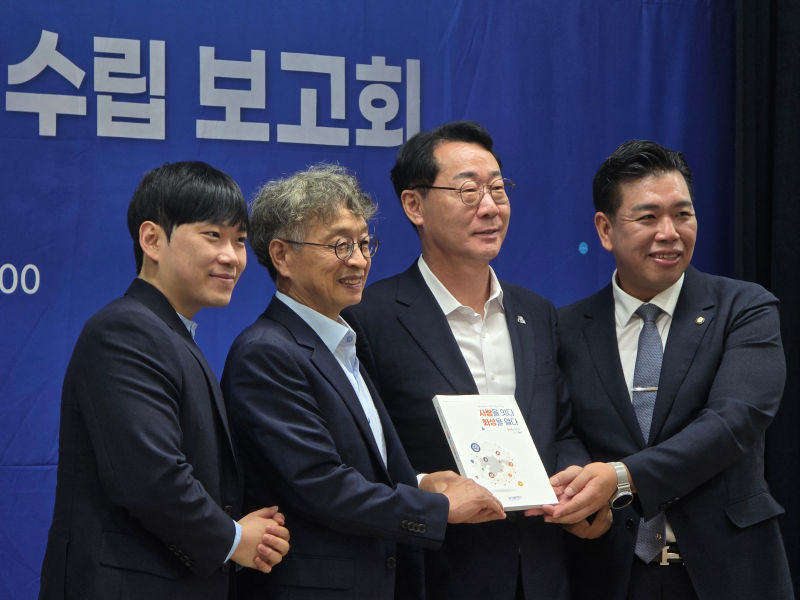 이인재 복지기준선 추진단 총괄분과 위원장(가운데 왼쪽)이 정명근 시장, 이계철 의장(오른쪽) 등에게 복지기준선 백서를 전달하고 있다./사진=이민호기자