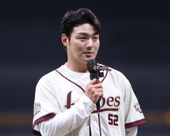 4월 26일 은퇴식 당시 팬들 앞에 선 박병호. /사진=키움 히어로즈
