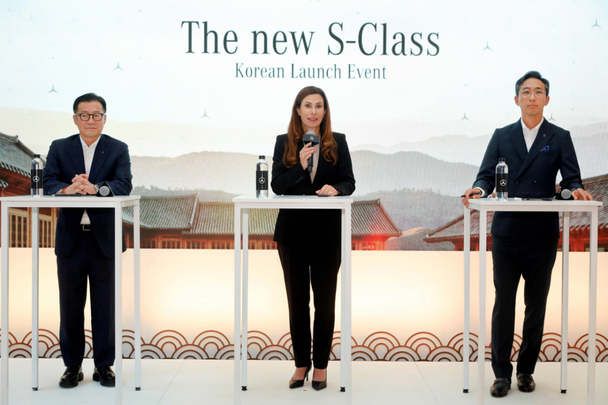 (왼쪽부터)이상국 메르세데스-벤츠 코리아 디지털, 마케팅 및 커뮤니케이션 부문 총괄 부사장,쉬린 에미라 메르세데스-벤츠 코리아 대표이사, 김은중 메르세데스-벤츠 코리아 제품 및 세일즈 부문 총괄 부사장이 더 뉴 S-클래스 미디어 행사에서 기자 질의응답을 진행하고 있다./사진제공=메르세데스-벤츠 코리아