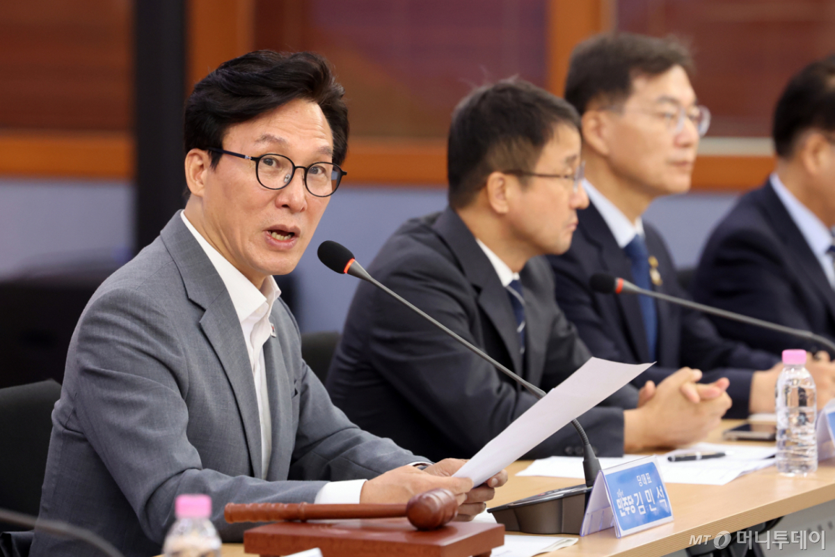 김민석 더불어민주당 대표가 21일 오전 강원 강릉시청에서 열린 '강릉 최고위원회의'에서 모두발언을 하고 있다./사진=뉴스1
